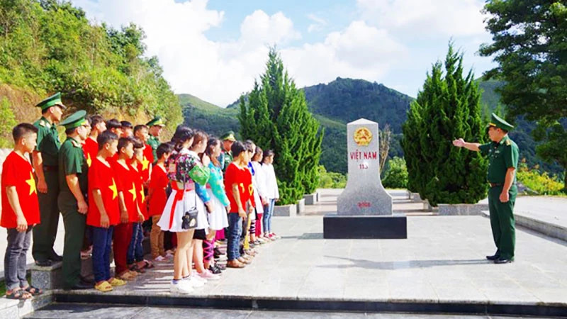 Gắn kết chặt chẽ yêu cầu bảo vệ nền tảng tư tưởng của Đảng, đấu tranh phản bác các quan điểm sai trái, thù địch với hoạt động đào tạo, bồi dưỡng, giáo dục cán bộ, đảng viên, học viên, sinh viên về lòng yêu nước.