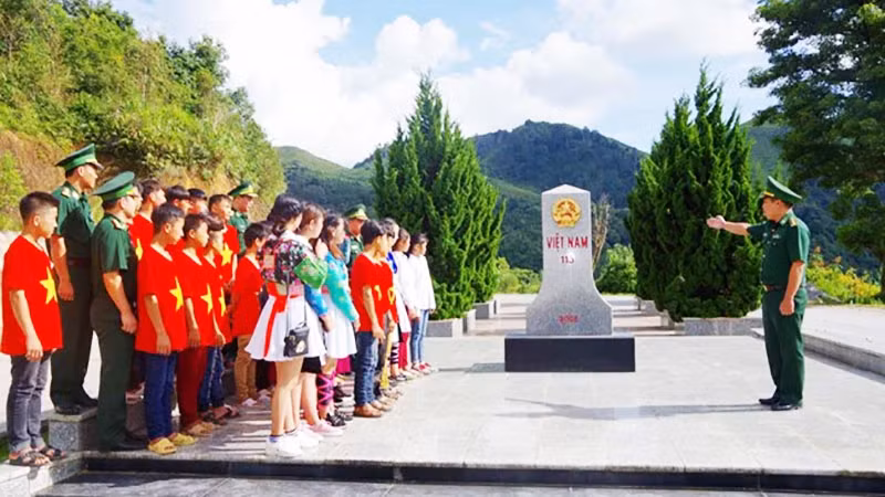 Gắn kết chặt chẽ yêu cầu bảo vệ nền tảng tư tưởng của Đảng, đấu tranh phản bác các quan điểm sai trái, thù địch với hoạt động đào tạo, bồi dưỡng, giáo dục cán bộ, đảng viên, học viên, sinh viên về lòng yêu nước. Gắn kết chặt chẽ yêu cầu bảo vệ nền tảng tư tưởng của Đảng, đấu tranh phản bác các quan điểm sai trái, thù địch với hoạt động đào tạo, bồi dưỡng, giáo dục cán bộ, đảng viên, học viên, sinh viên về lòng yêu nước.