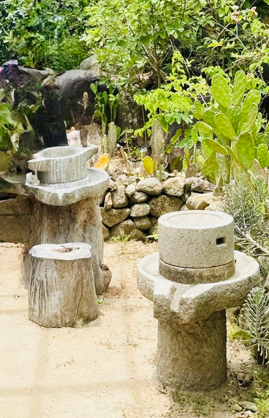 Chiếc cối đá xay bột được trưng bày trong khuôn viên Trung tâm Nghiên cứu và Bảo tồn không gian văn hóa Sa Huỳnh. Ảnh: N.T.D