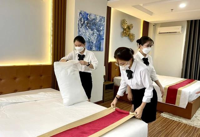 Học sinh ngành nhà hàng, khách sạn thực tập trong môi trường thực tế. Ảnh: MỸ QUYÊN