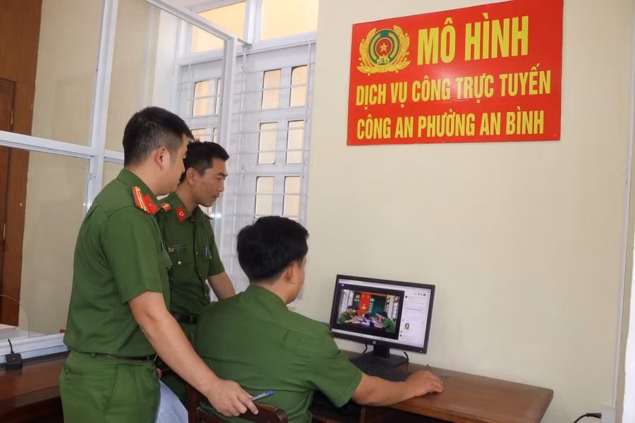 Công an phường An Bình (thị xã An Khê) kiểm tra video tuyên truyền trước khi đăng tải trên Facebook, Zalo. Ảnh: N.M