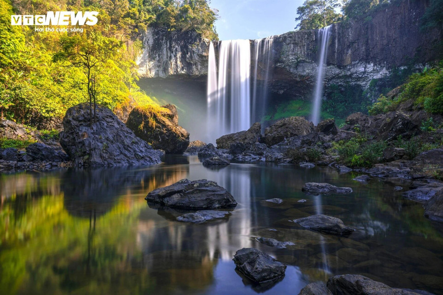 Nhìn từ xa, thác như một dải lụa bạc trắng xóa, ngày đêm chảy giữa màu xanh ngát của đại ngàn. Dưới chân thác là những khối đá với nhiều hình dạng kỳ thú, độc đáo. Nhìn từ xa, thác như một dải lụa bạc trắng xóa, ngày đêm chảy giữa màu xanh ngát của đại ngàn. Dưới chân thác là những khối đá với nhiều hình dạng kỳ thú, độc đáo.
