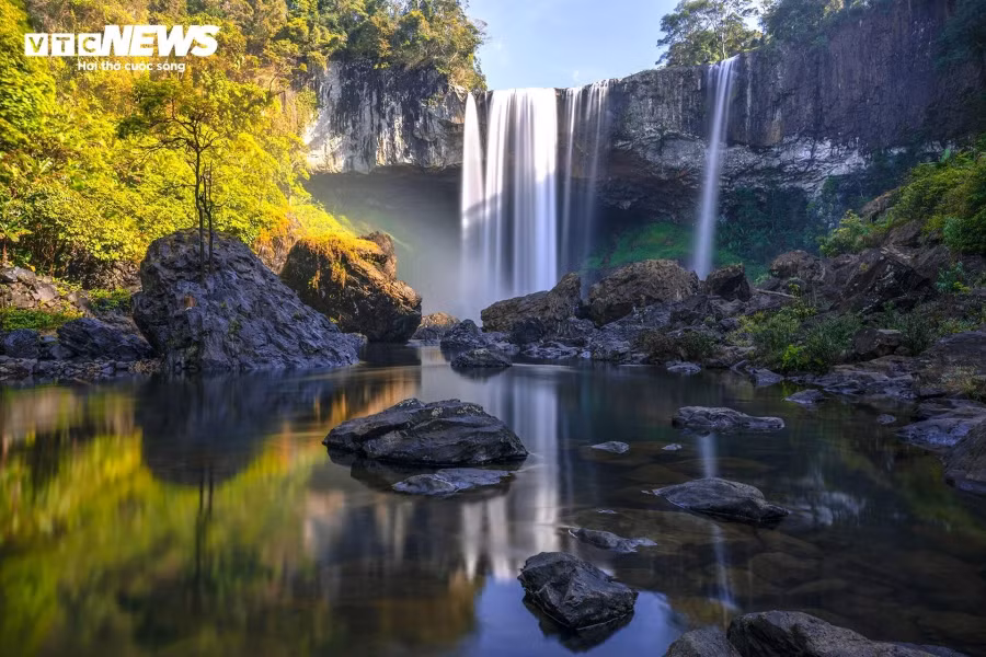 Nhìn từ xa, thác như một dải lụa bạc trắng xóa, ngày đêm chảy giữa màu xanh ngát của đại ngàn. Dưới chân thác là những khối đá với nhiều hình dạng kỳ thú, độc đáo.