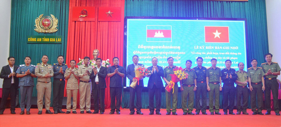 Phó Chủ tịch UBND tỉnh Gia Lai Dương Mah Tiệp (thứ 9 từ phải sang) tặng hoa chúc mừng Văn phòng BLO của 2 tỉnh. Ảnh: Nguyễn Hữu Phó Chủ tịch UBND tỉnh Gia Lai Dương Mah Tiệp (thứ 9 từ phải sang) tặng hoa chúc mừng Văn phòng BLO của 2 tỉnh. Ảnh: Nguyễn Hữu