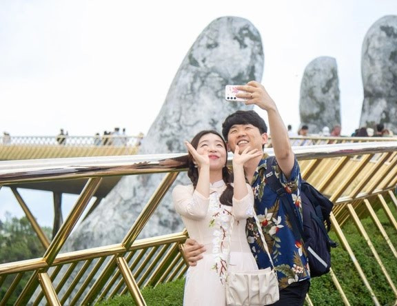 Khách Hàn khám phá Cầu Vàng trên đỉnh Bà Nà. Ảnh SG Khách Hàn khám phá Cầu Vàng trên đỉnh Bà Nà. Ảnh SG