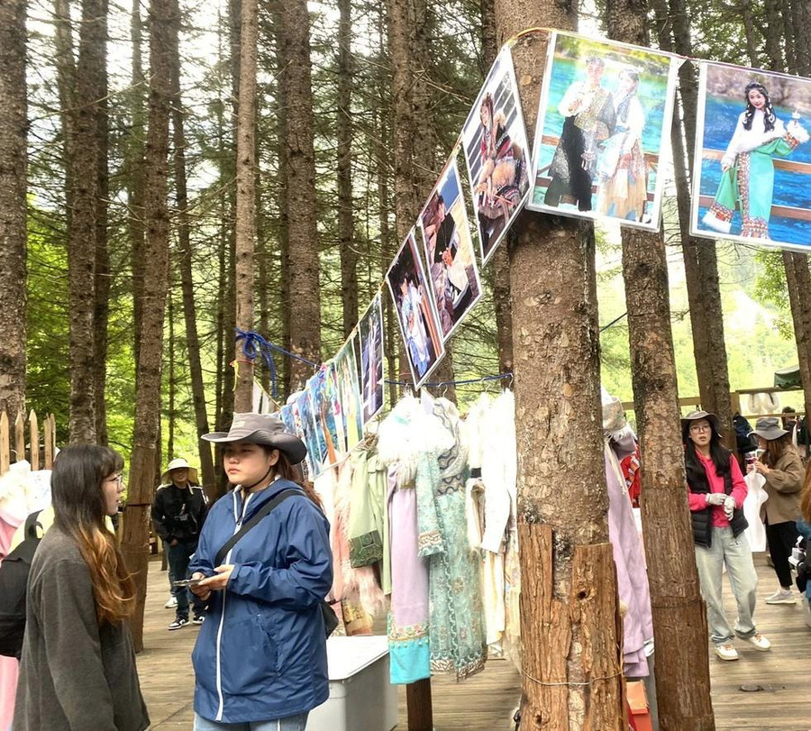 Hàng lưu niệm bày bán trong khu danh thắng. Ảnh HỨA XUYÊN HUỲNH