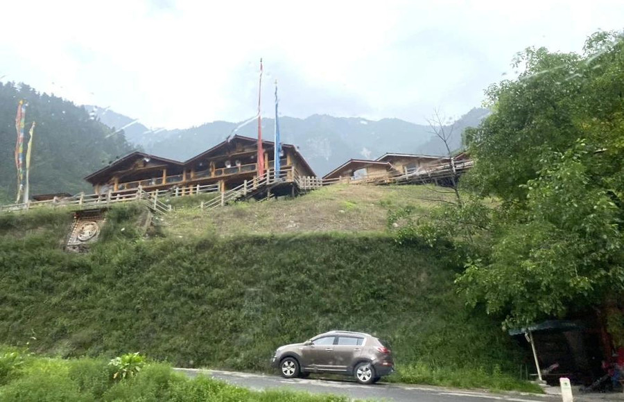 Làng Shuzheng, 1 trong 3 làng mà du khách có thể nhìn thấy trên đường đi, cũng là làng trù phú nhất. Ảnh HỨA XUYÊN HUỲNH