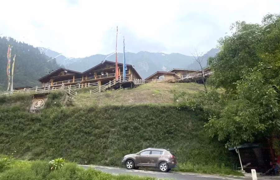 Làng Shuzheng, 1 trong 3 làng mà du khách có thể nhìn thấy trên đường đi, cũng là làng trù phú nhất. Ảnh HỨA XUYÊN HUỲNH