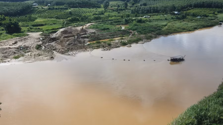 Trường hợp đang khai thác mà có hiện tượng sạt lở bờ tại khu vực khai thác, thì phải tạm dừng việc khai thác (ảnh minh họa)