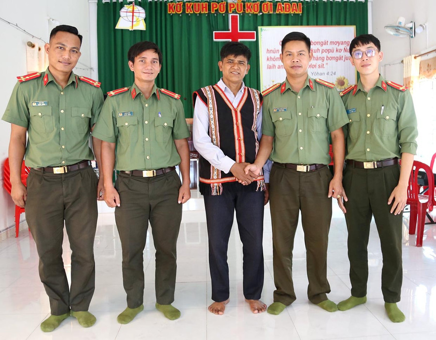 Cán bộ Đội An ninh (Công an huyện Krông Pa) gặp gỡ, tiếp xúc với ông Nay Thuy (buôn H’Lang, xã Chư Rcăm, huyện Krông Pa). Ảnh: Nguyễn Hữu Cán bộ Đội An ninh (Công an huyện Krông Pa) gặp gỡ, tiếp xúc với ông Nay Thuy (buôn H’Lang, xã Chư Rcăm, huyện Krông Pa). Ảnh: Nguyễn Hữu