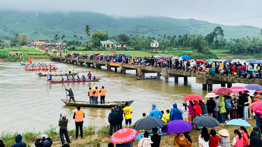 Giải đua thuyền thu hút hàng trăm người dân đến xem và cổ vũ. Ảnh: Ngọc Diệu Giải đua thuyền thu hút hàng trăm người dân đến xem và cổ vũ. Ảnh: Ngọc Diệu