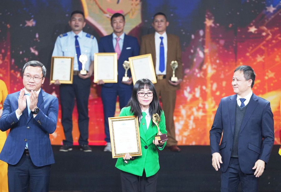 Chị Lê Thị Kim Bình nhận giải thưởng “Vô lăng vàng” (ảnh nhân vật cung cấp).