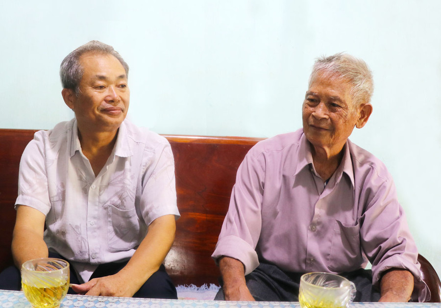 Ông Trần Doãn Xin (bìa phải, tổ 1, phường Tây Sơn, thị xã An Khê) chia sẻ kỳ vọng về sự “hồi sinh” của dòng sông Ba. Ảnh: Ngọc Minh