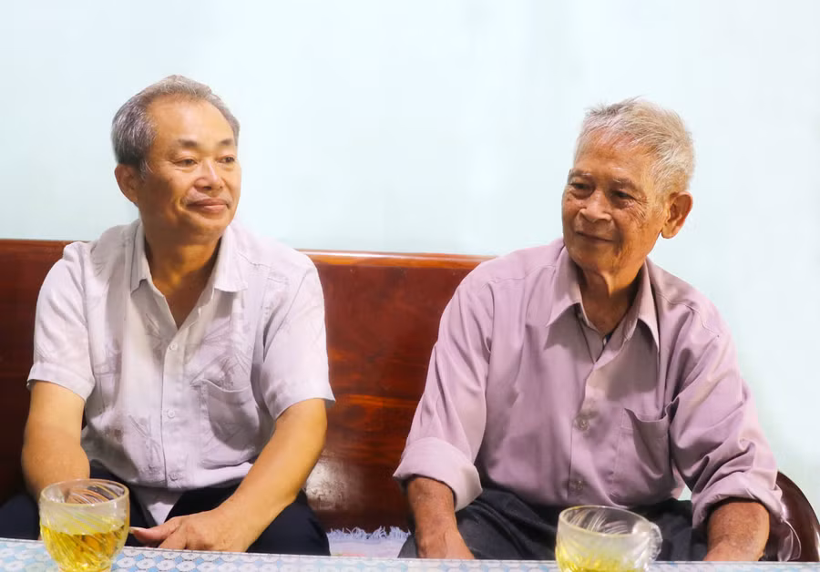 Ông Trần Doãn Xin (bìa phải, tổ 1, phường Tây Sơn, thị xã An Khê) chia sẻ kỳ vọng về sự “hồi sinh” của dòng sông Ba. Ảnh: Ngọc Minh