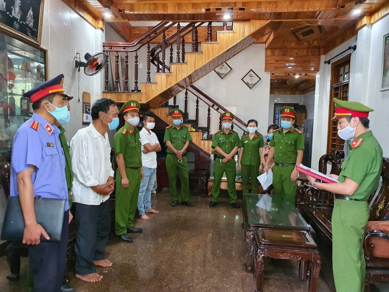 Cơ quan điều tra đọc lệnh bắt giam đối tượng liên quan trong vụ kê khống mộ giả. Cơ quan điều tra đọc lệnh bắt giam đối tượng liên quan trong vụ kê khống mộ giả.