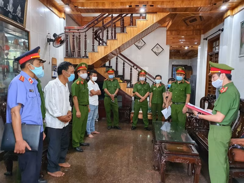 Cơ quan điều tra đọc lệnh bắt giam đối tượng liên quan trong vụ kê khống mộ giả. Cơ quan điều tra đọc lệnh bắt giam đối tượng liên quan trong vụ kê khống mộ giả.