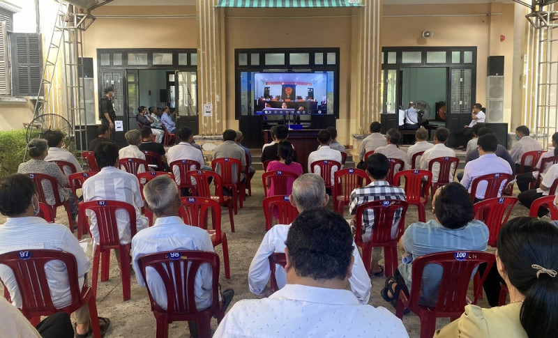 TAND tỉnh Thừa Thiên-Huế phải đặt thêm màn hình bên ngoài để các bị cáo, người có quyền lợi nghĩa vụ liên quan và công dân theo dõi phiên tòa. TAND tỉnh Thừa Thiên-Huế phải đặt thêm màn hình bên ngoài để các bị cáo, người có quyền lợi nghĩa vụ liên quan và công dân theo dõi phiên tòa.