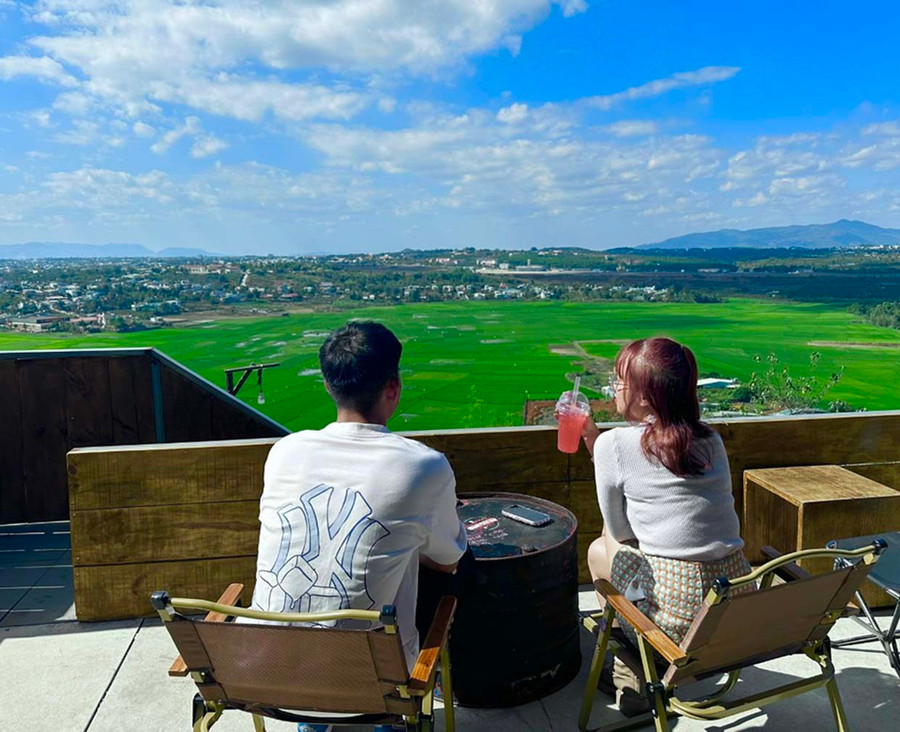 Dưới thung sâu của những miệng núi lửa đã tắt, dịp mới ra Tết, mạ non lên xanh mơn mởn. Ảnh: Minh Uyên