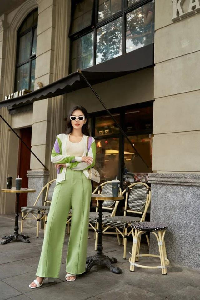 Hãy thử kết hợp áo cardigan xanh mint pha lẫn chút họa tiết kẻ màu tím với chân váy midi hoặc quần dài ống rộng để có một set đồ nữ tính và ngọt ngào.