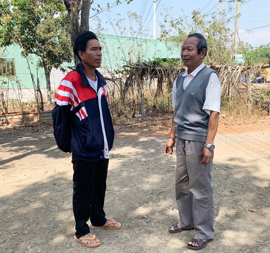 Ông Rmah Nhơn (bìa phải, làng Dek, xã Hbông, huyện Chư Sê) trao đổi với người dân. Ảnh: Lê Anh Ông Rmah Nhơn (bìa phải, làng Dek, xã Hbông, huyện Chư Sê) trao đổi với người dân. Ảnh: Lê Anh