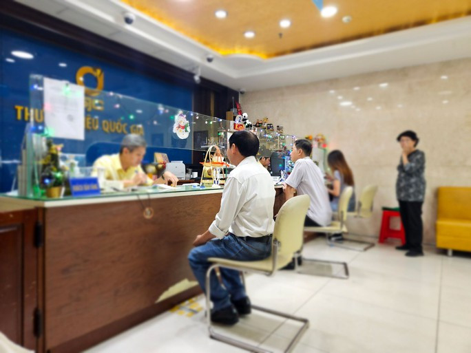 Nhiều khách hàng đem vàng SJC đi bán sau khi giá vượt đỉnh lịch sử vào sáng 29-11