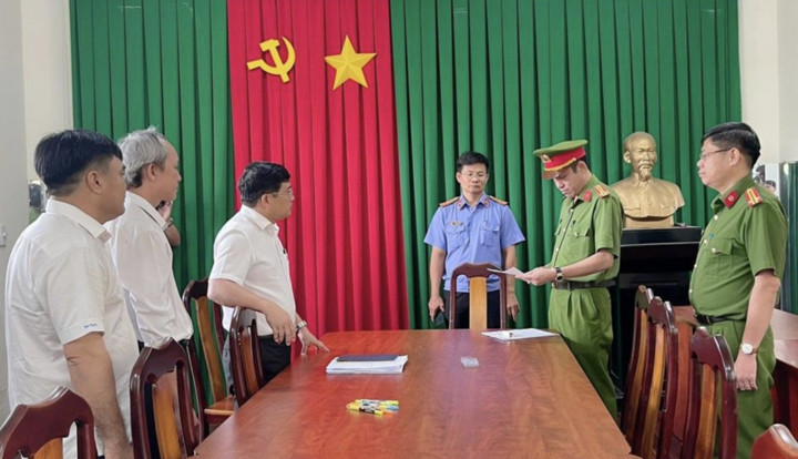 Cơ quan chức năng thi hành lệnh khám xét Trung tâm phát triển Quỹ đất huyện Long Thành. Cơ quan chức năng thi hành lệnh khám xét Trung tâm phát triển Quỹ đất huyện Long Thành.