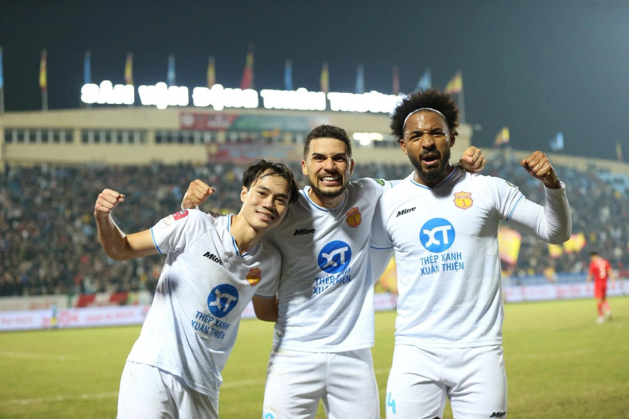 Văn Toàn (bìa trái) cùng Hendrio và Rafaelson là bộ 3 giúp CLB Nam Định chơi thăng hoa, đang dẫn đầu V-League sau 8 vòng đấu. Ảnh FBNV