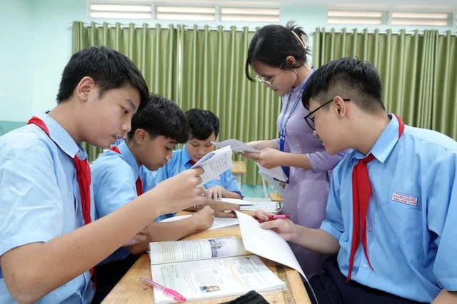 Cô trò trong tiết học môn lịch sử và địa lý. Cô trò trong tiết học môn lịch sử và địa lý.