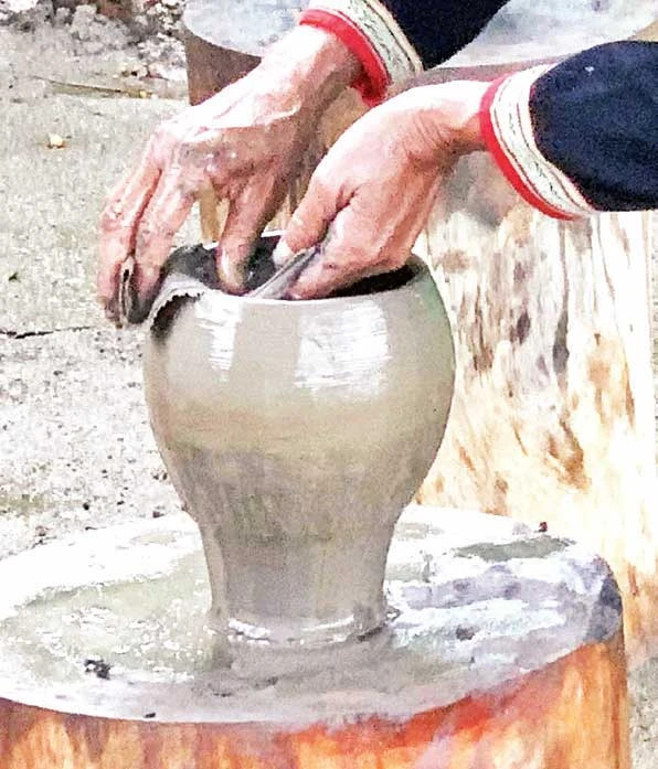 Nguyên liệu làm gốm là đất sét. Nguyên liệu làm gốm là đất sét.