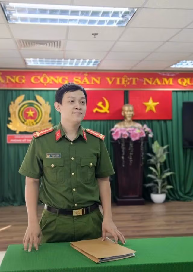 Anh Thắng mới được thăng hàm đại úy. ẢNH: NVCC