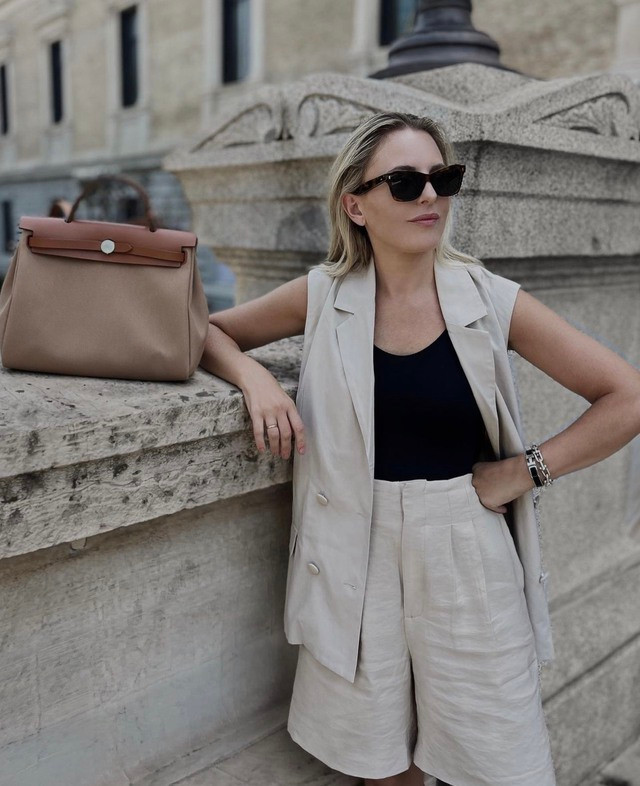 Những outfits với quần shorts Bermuda được hội tín đồ sửa soạn đều mang tính áp dụng cao. Quần shorts lửng chất vải linen thô đũi mát mẻ được Trini Gonzalez ưu ái cho “lên sóng” cùng áo gile đồng bộ và áo hai dây đen ở bên trong. Những outfits với quần shorts Bermuda được hội tín đồ sửa soạn đều mang tính áp dụng cao. Quần shorts lửng chất vải linen thô đũi mát mẻ được Trini Gonzalez ưu ái cho “lên sóng” cùng áo gile đồng bộ và áo hai dây đen ở bên trong.