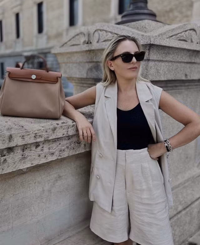 Những outfits với quần shorts Bermuda được hội tín đồ sửa soạn đều mang tính áp dụng cao. Quần shorts lửng chất vải linen thô đũi mát mẻ được Trini Gonzalez ưu ái cho “lên sóng” cùng áo gile đồng bộ và áo hai dây đen ở bên trong. Những outfits với quần shorts Bermuda được hội tín đồ sửa soạn đều mang tính áp dụng cao. Quần shorts lửng chất vải linen thô đũi mát mẻ được Trini Gonzalez ưu ái cho “lên sóng” cùng áo gile đồng bộ và áo hai dây đen ở bên trong.