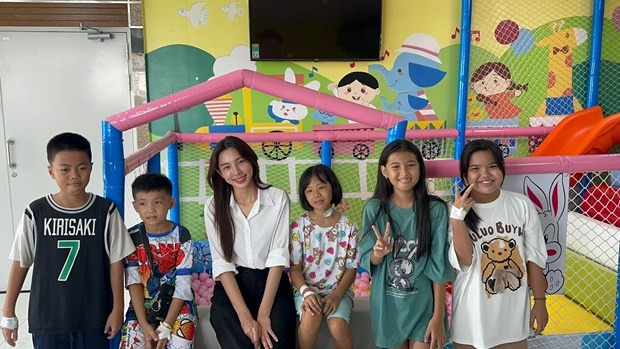 Thùy Tiên mang niềm vui đến các bệnh nhi. (Ảnh: PV/Vietnam+) Thùy Tiên mang niềm vui đến các bệnh nhi. (Ảnh: PV/Vietnam+)