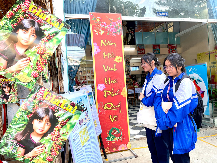 Các em học sinh tìm hiểu các ấn phẩm Xuân của Báo Gia Lai. Ảnh: Phương Duyên