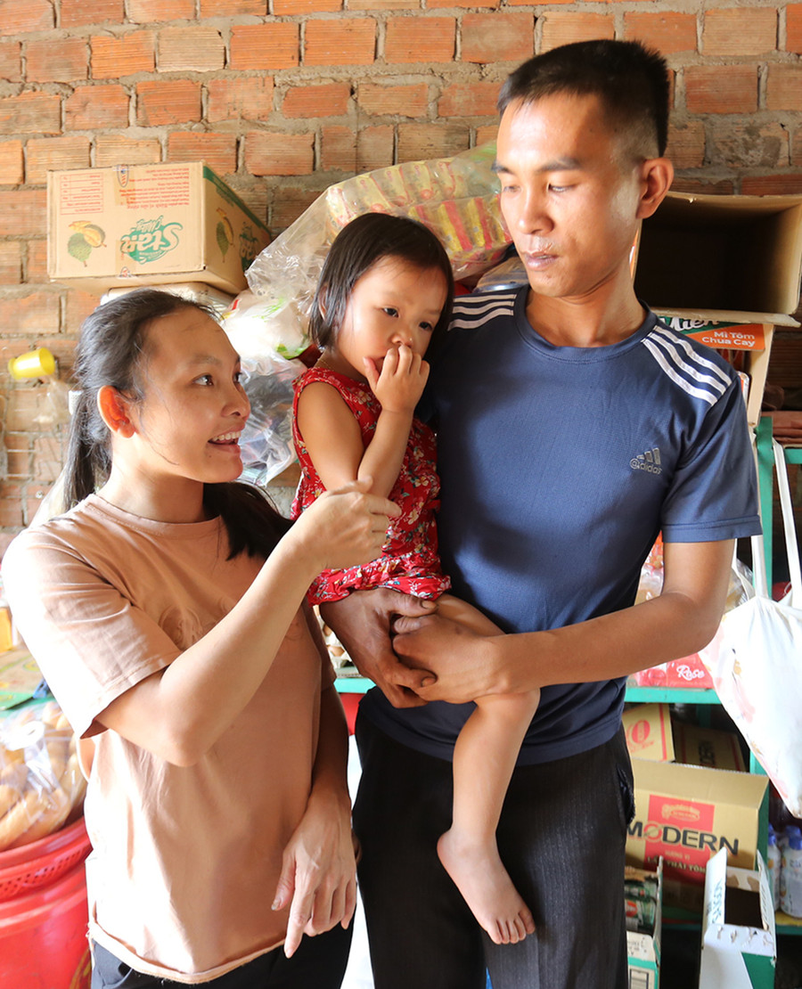 Gia đình anh Lê Văn Khỏe. Ảnh: L.V.N