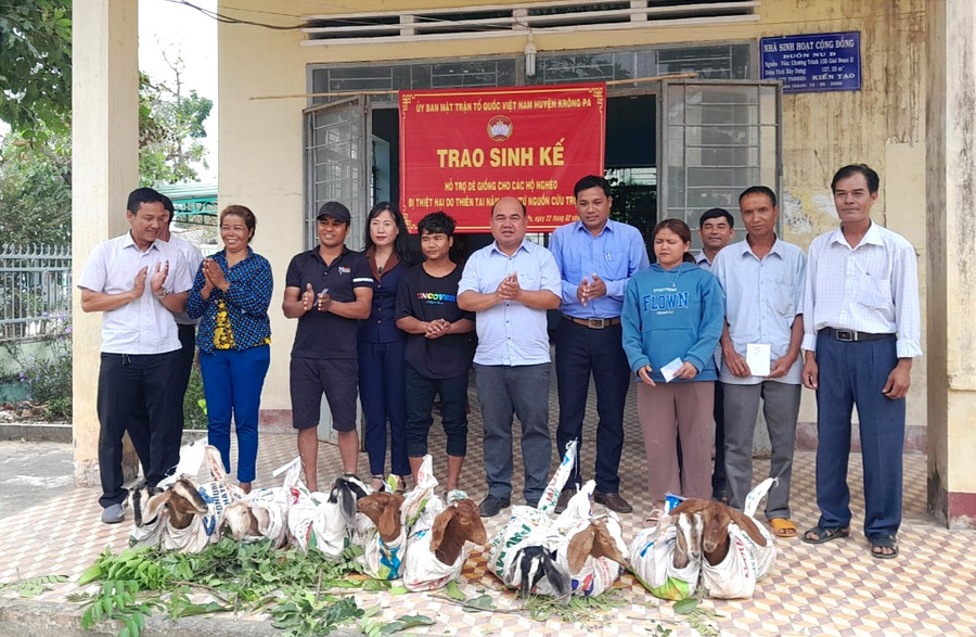 Phó Chủ tịch Ủy ban MTTQ Việt Nam tỉnh Siu Trung (thứ 6 từ phải sang) trao tặng dê giống cho các hộ nghèo thuộc buôn Nu (xã Ia Rsươm). Ảnh: Lê Đại