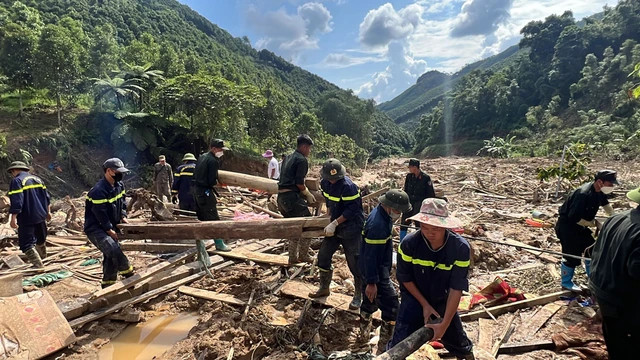 Bộ đội và các lực lượng khẩn trương tìm kiếm nạn nhân. Ảnh: NGUYỄN HƯỞNG Bộ đội và các lực lượng khẩn trương tìm kiếm nạn nhân. Ảnh: NGUYỄN HƯỞNG