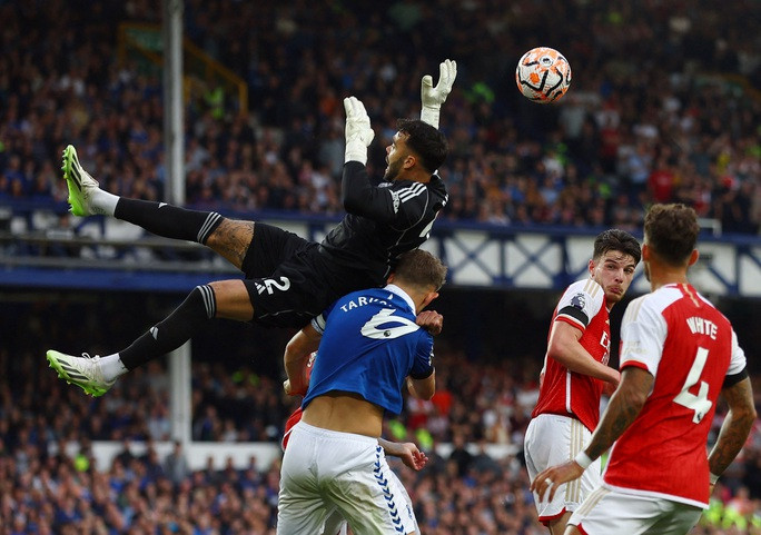 Sao dự bị tỏa sáng, Arsenal giành 3 điểm từ kỳ phùng địch thủ Everton - Ảnh 3. Thủ thành David Raya lăn xả bảo vệ khung thành Arsenal