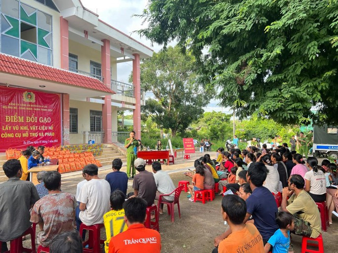 Công an huyện Ea H&apos;leo phát động &quot;Điểm đổi gạo lấy vũ khí, vật liệu nổ, công cụ hỗ trợ và pháo&quot; tại buôn Cham