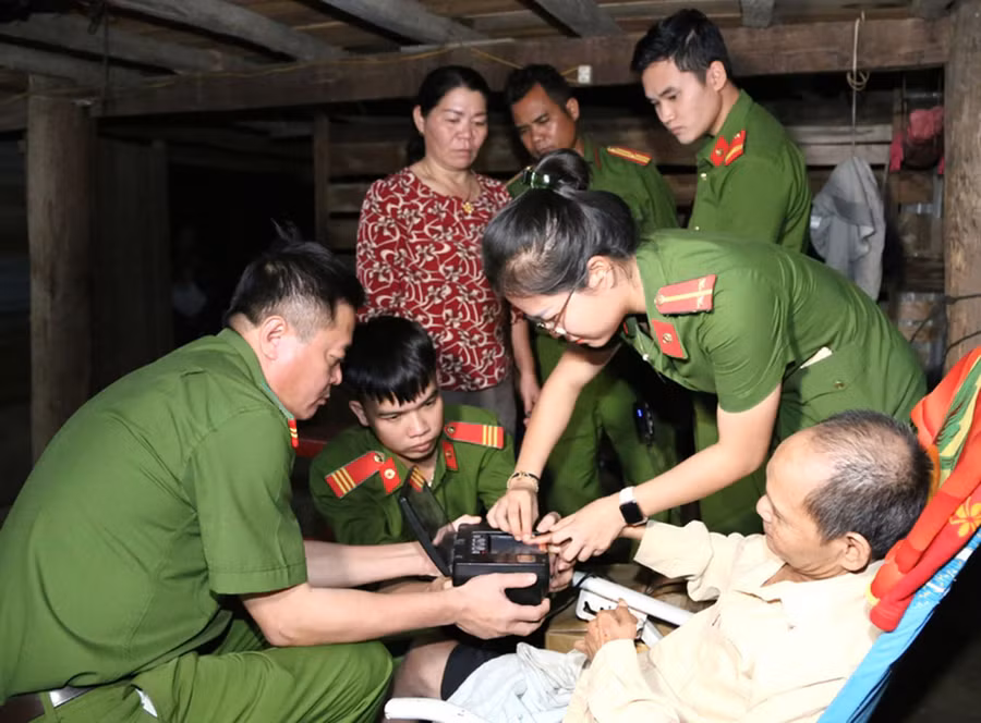 Cán bộ, chiến sĩ lực lượng Công an tỉnh đến tận nhà làm căn cước công dân cho người đi lại khó khăn, già yếu, ốm đau, neo đơn (ảnh đơn vị cung cấp). Cán bộ, chiến sĩ lực lượng Công an tỉnh đến tận nhà làm căn cước công dân cho người đi lại khó khăn, già yếu, ốm đau, neo đơn (ảnh đơn vị cung cấp).