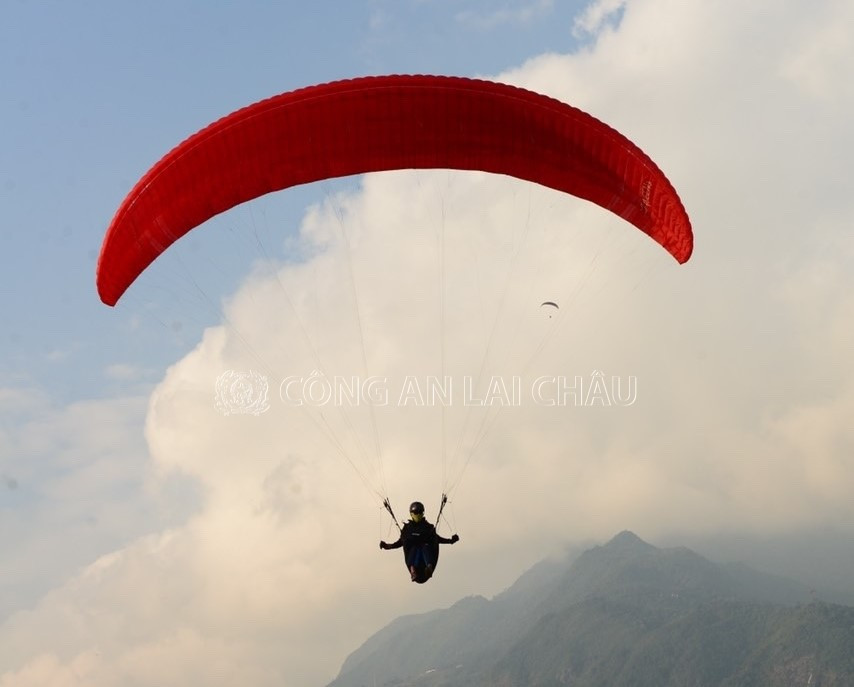 Phi công dù lượn Ngô Văn Đội trước khi gặp nạn. Ảnh: congan.laichau.gov.vn Phi công dù lượn Ngô Văn Đội trước khi gặp nạn. Ảnh: congan.laichau.gov.vn