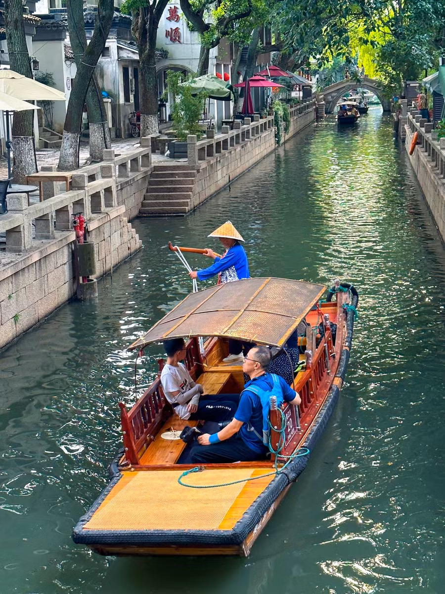 Với Thảo, Đồng Lý đẹp theo thời gian, thơ đúng chất điện ảnh, phù hợp để chụp ảnh check-in "sống ảo". Từng đoàn thuyền chở khách nối đuôi nhau giữa lòng sông hệt như trên phim."Người dân lại rất hiếu khách, thấy nhóm của chúng tôi, nhiều cụ từ trong nhà còn chạy ra để chỉ cho chúng tôi chỗ nào đẹp, nên đi trước", cô kể.