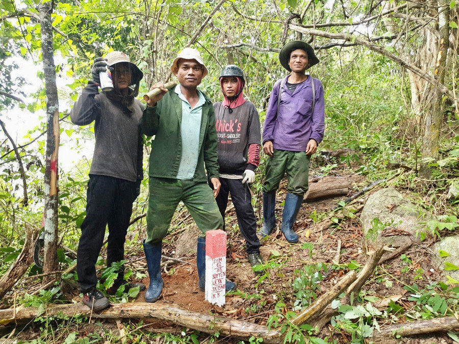 Người dân xã Đất Bằng (huyện Krông Pa) nhận ranh giới giao đất, giao rừng và được cấp chứng nhận quyền sử dụng rừng, quyền sở hữu rừng sản xuất, được hưởng lợi từ dịch vụ môi trường rừng. Ảnh: Lê Nam Người dân xã Đất Bằng (huyện Krông Pa) nhận ranh giới giao đất, giao rừng và được cấp chứng nhận quyền sử dụng rừng, quyền sở hữu rừng sản xuất, được hưởng lợi từ dịch vụ môi trường rừng. Ảnh: Lê Nam