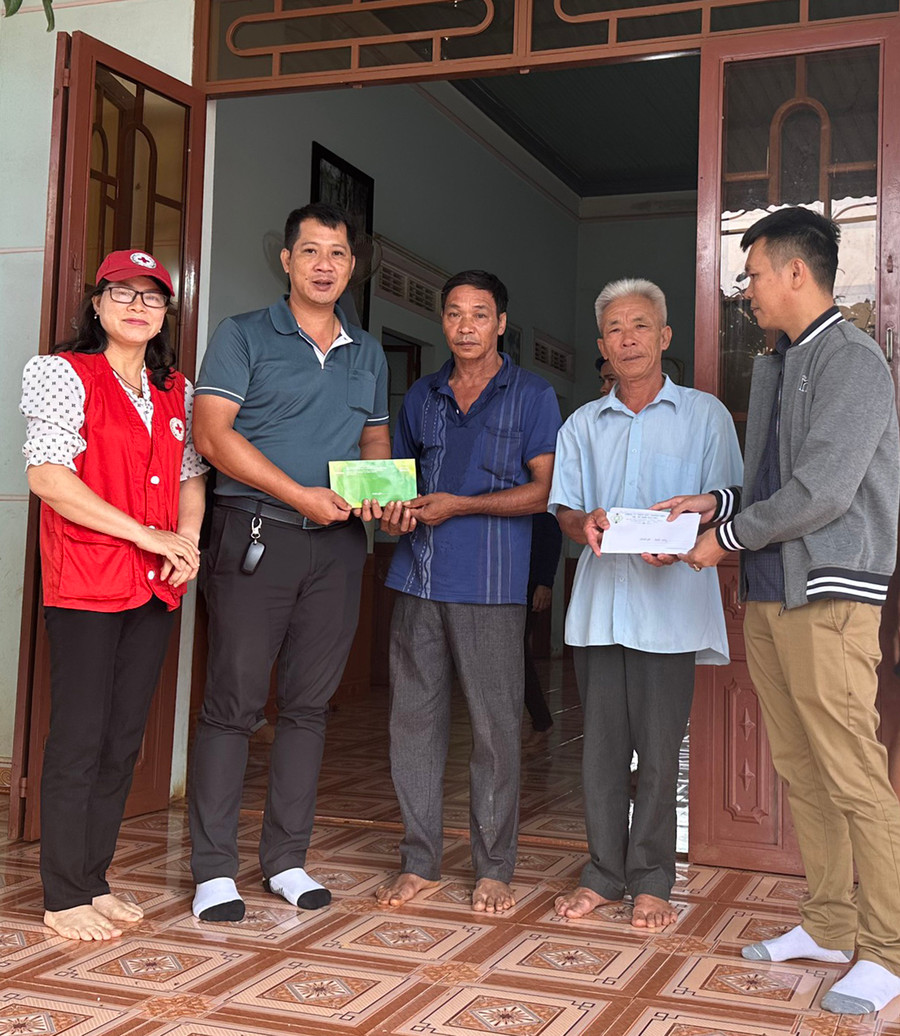 Đoàn công tác đến thăm hỏi và trao tiền hỗ trợ cho gia đình gặp nạn vụ tai nạn giao thông đặc biệt nghiêm trọng tại thôn Hoàng Yên, xã Ia Phìn. Ảnh: Hồng Ngọc Đoàn công tác đến thăm hỏi và trao tiền hỗ trợ cho gia đình gặp nạn vụ tai nạn giao thông đặc biệt nghiêm trọng tại thôn Hoàng Yên, xã Ia Phìn. Ảnh: Hồng Ngọc