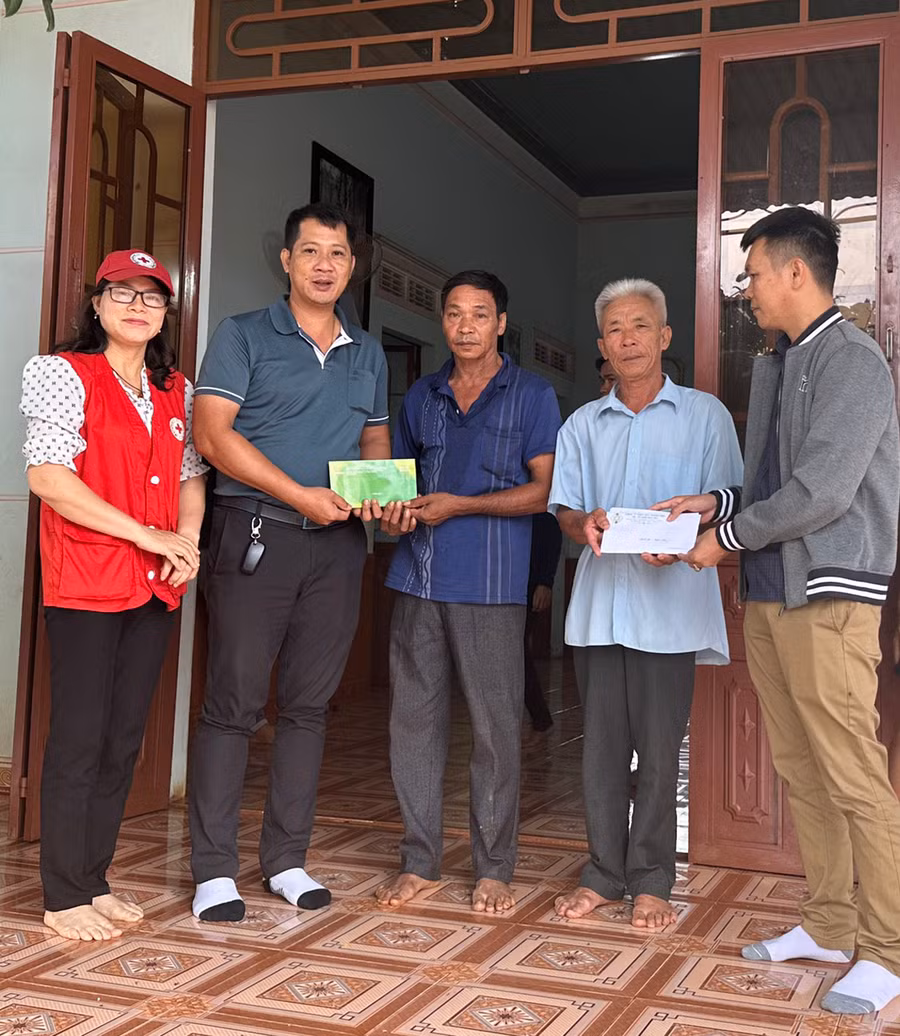 Đoàn công tác đến thăm hỏi và trao tiền hỗ trợ cho gia đình gặp nạn vụ tai nạn giao thông đặc biệt nghiêm trọng tại thôn Hoàng Yên, xã Ia Phìn. Ảnh: Hồng Ngọc