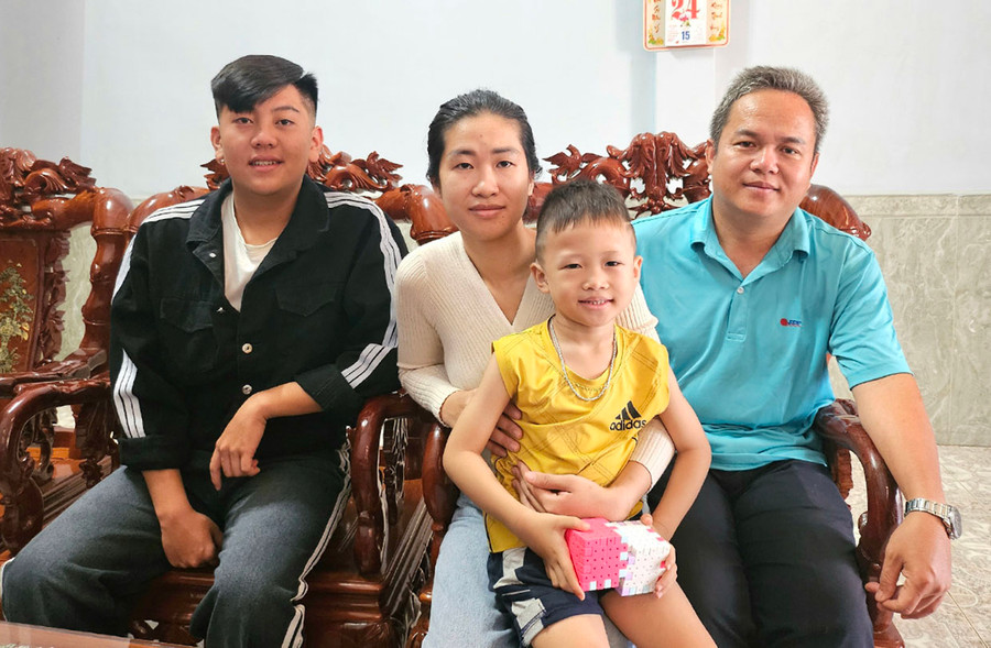 Gia đình anh Nguyễn Thành Cừ chụp ảnh cùng ân nhân Huỳnh Anh Văn (bìa trái)-lớp 10C3, Trường THPT Lê Lợi, TP. Pleiku. Ảnh: Mộc Trà