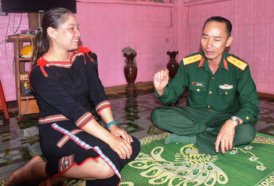 Chị Siu H’Thư trò chuyện với lãnh đạo đơn vị. Ảnh: V.H