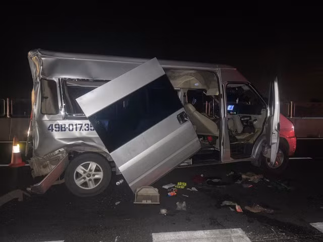 Ô tô 16 chỗ bị móp méo. ẢNH CÔNG AN H.BẮC BÌNH CUNG CẤP