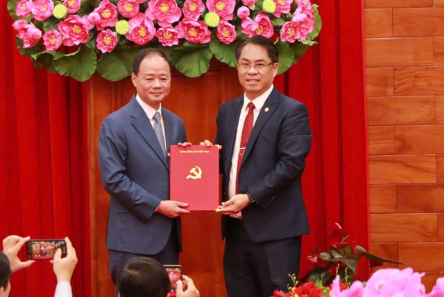 Phó Trưởng Ban Tổ chức Trung ương Phan Thăng An trao quyết định cho ông Trần Hồng Thái.