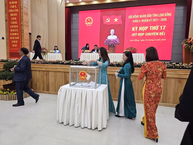 Đại biểu HĐND bỏ phiếu bầu các chức danh tại kỳ họp.